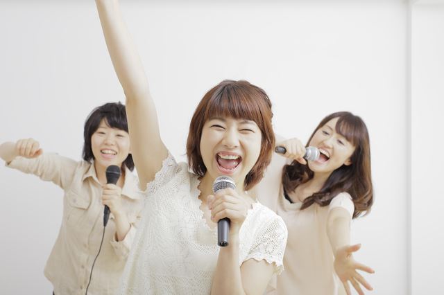 忘年会の余興で盛り上がるダンス曲は？ 今年のヒット曲から懐メロまで！